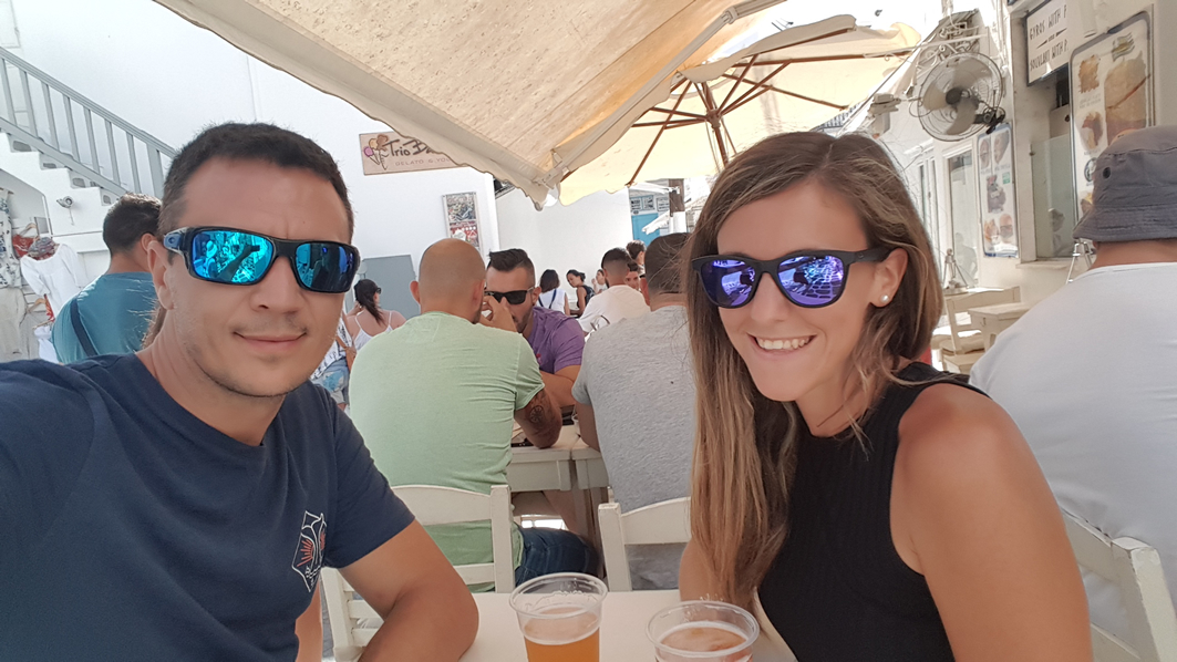 Álvaro y Lola tomando una cerveza en un garito del centro de Chora (Mykonos)